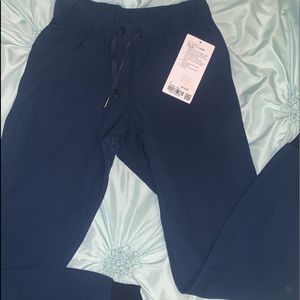 lululemon joggers size 2 BRAND NEW W TAGS ON!!